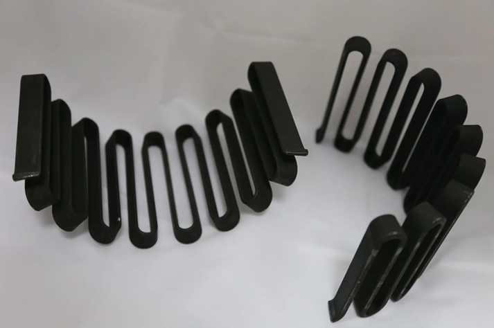 蛇形彈簧(huang)用彈性材料制作(zuo)而成 蛇形彈(dan)簧用彈性材料制(zhi)作而成